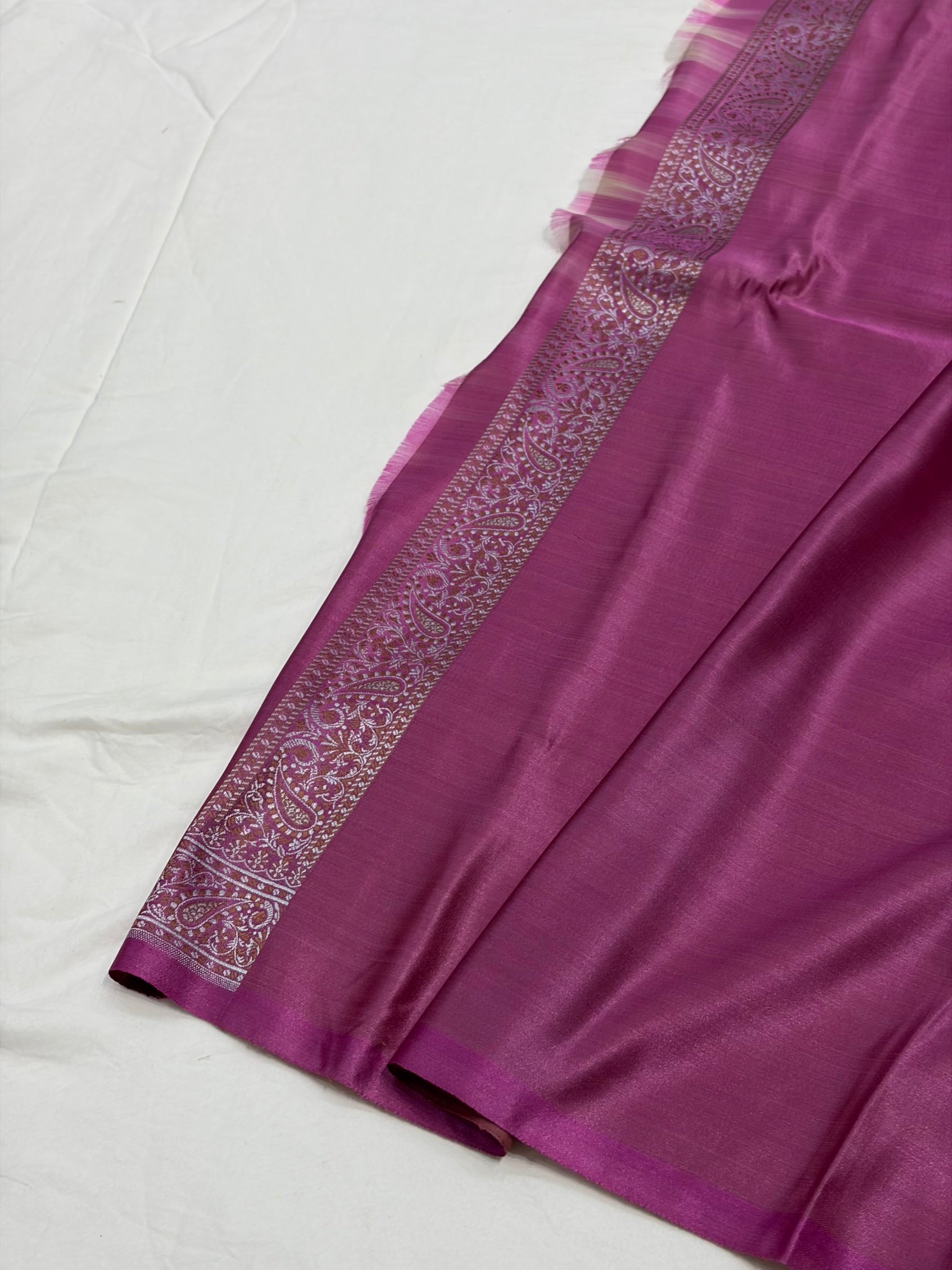 Magnetic Rani Shade With Tanchoi Jamawar Pattern Mashru Silk Saree