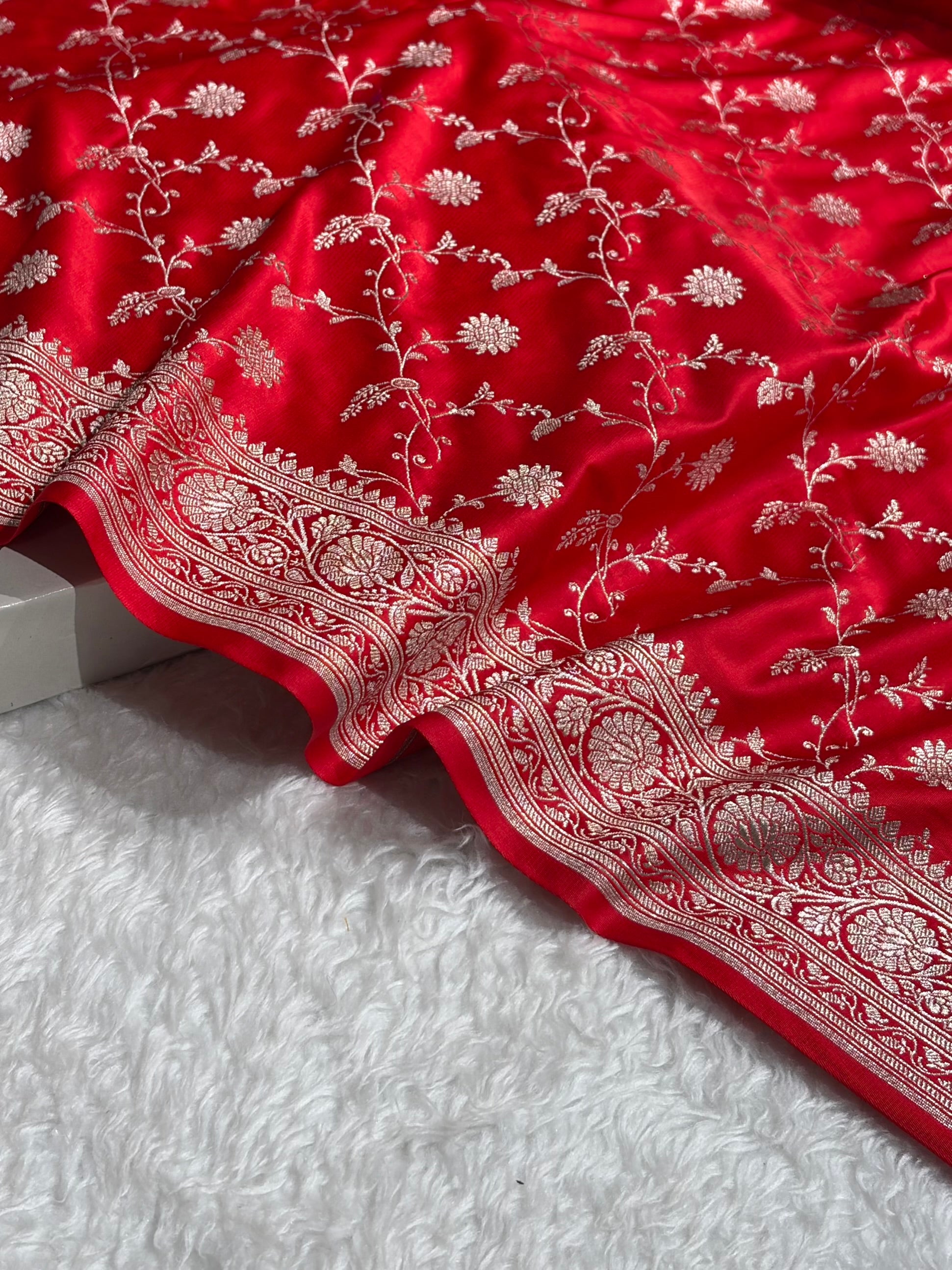 Red Shades Banarasi Jaal Pattern Floral Mashru Silk Saree