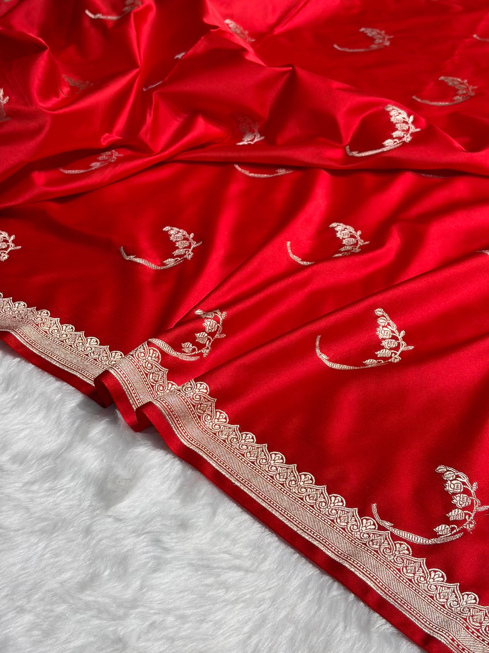 Red Shades Unique Motif Mashru Silk Saree ms47