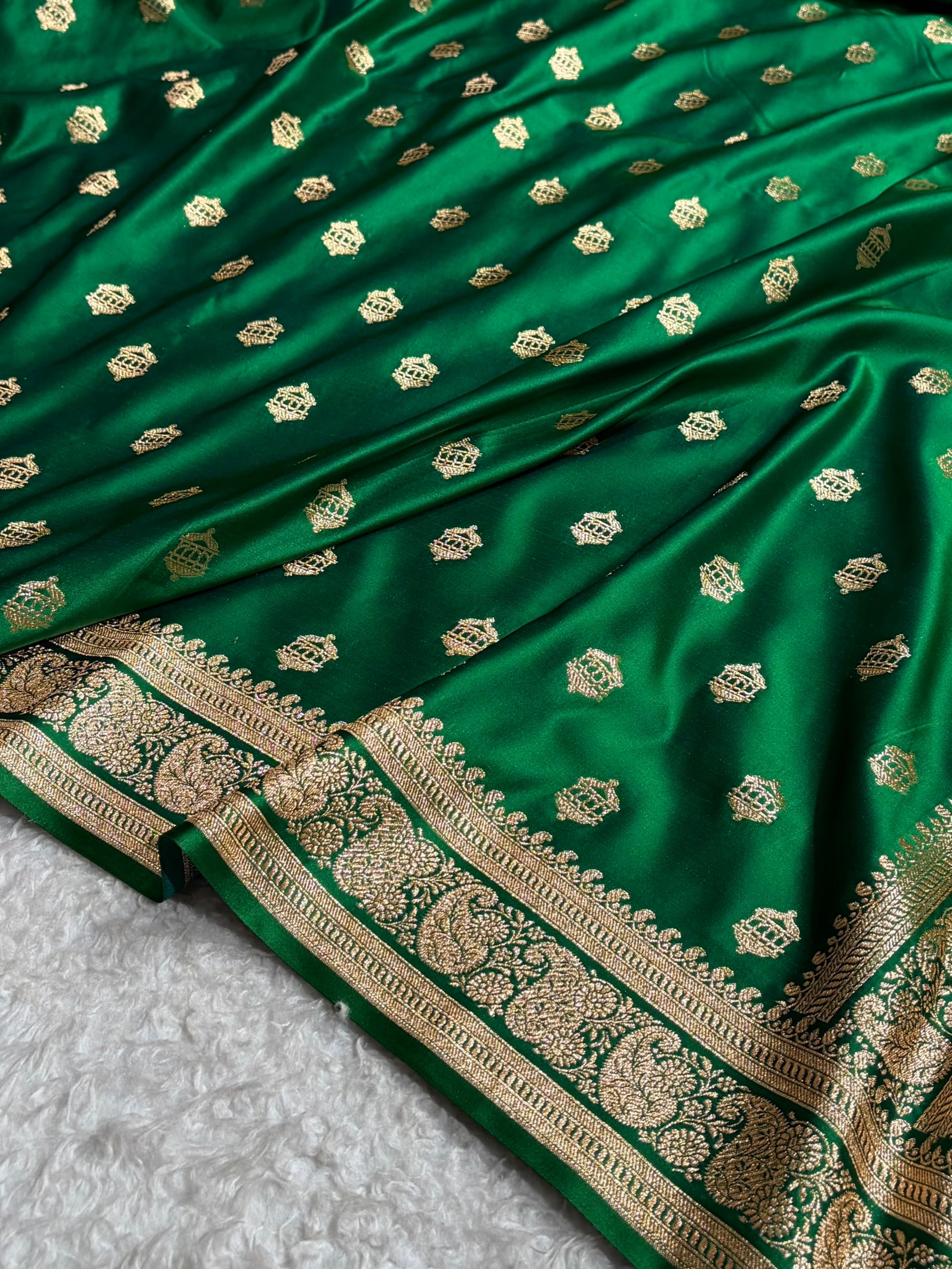 Banarasi Satin Katan Saree Booti Pattern in Cross Green Shades SK137