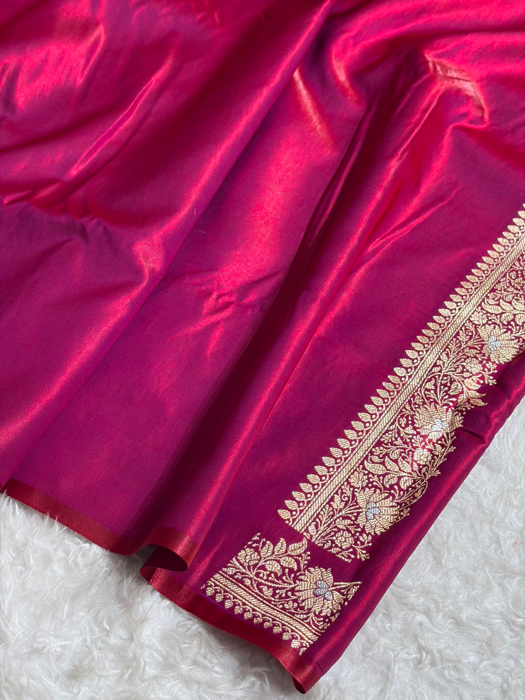 Banarasi Magentic Red Shades Minakari Booti Pattern Banarasi Satin Silk Saree SS60