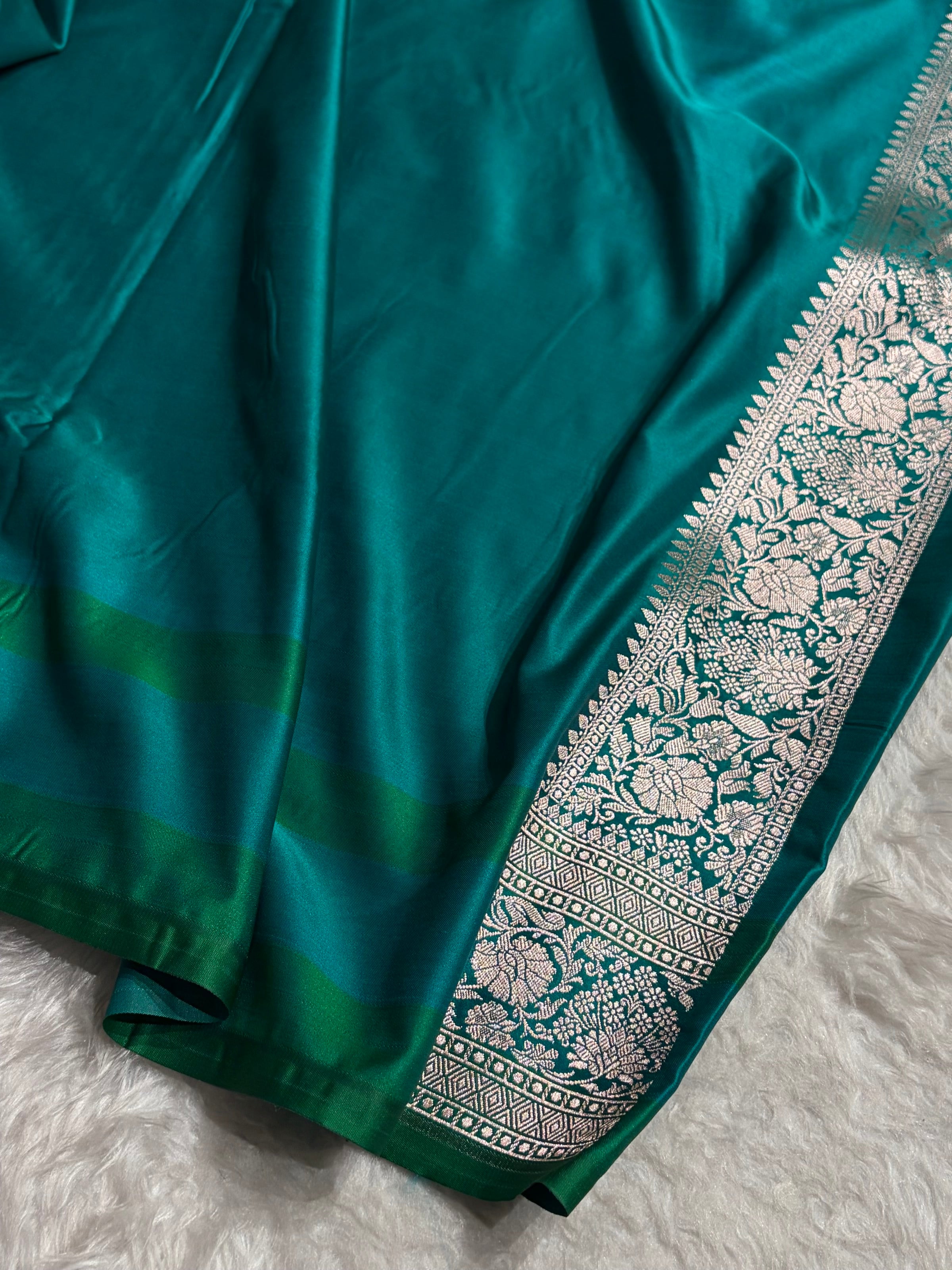 Contrast Peacock / Rama Shade With Booti Pattern Mashru Silk Saree