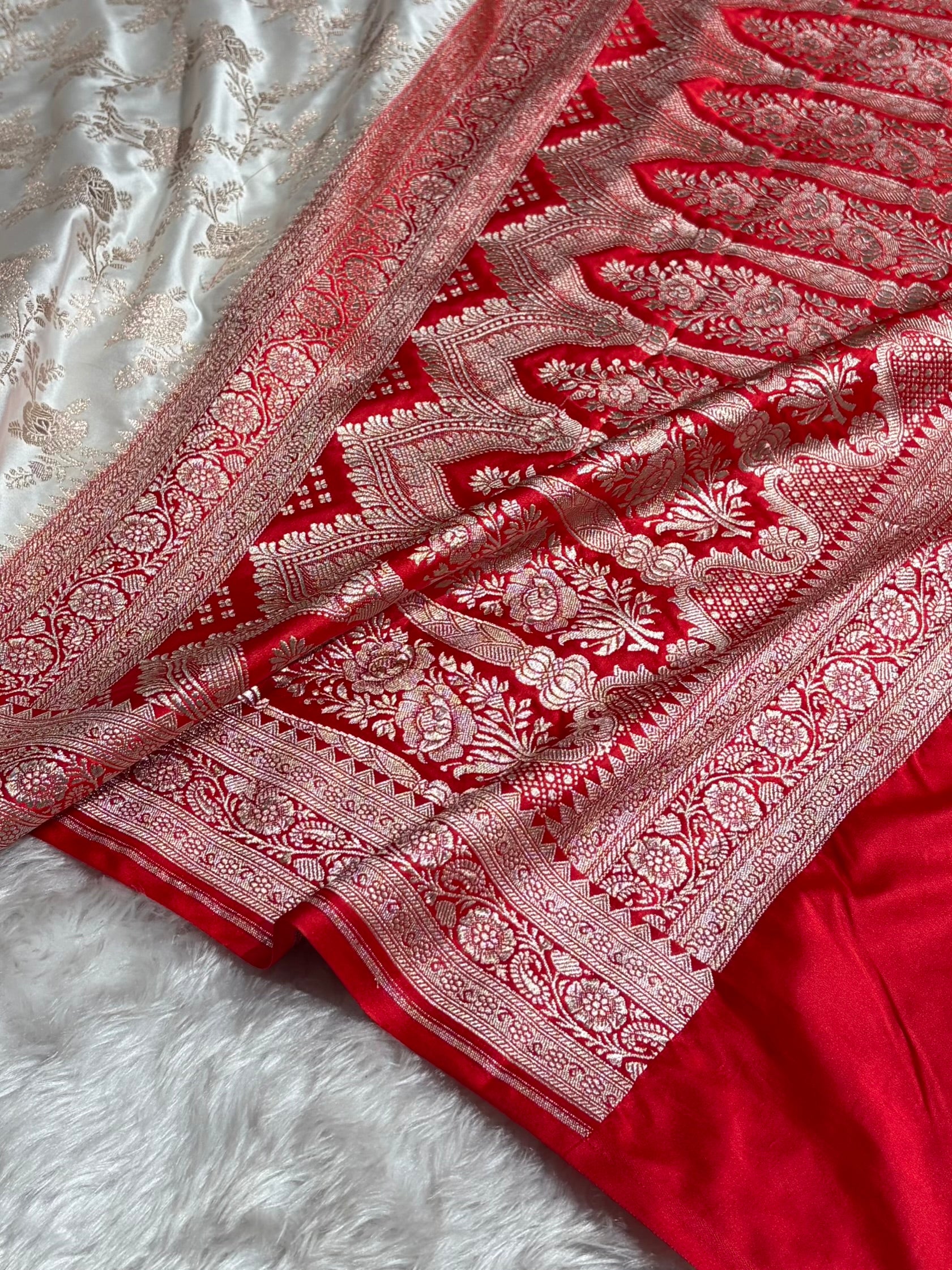 Contrast White With Red Floral Jaal Mashru Silk Saree MCS28