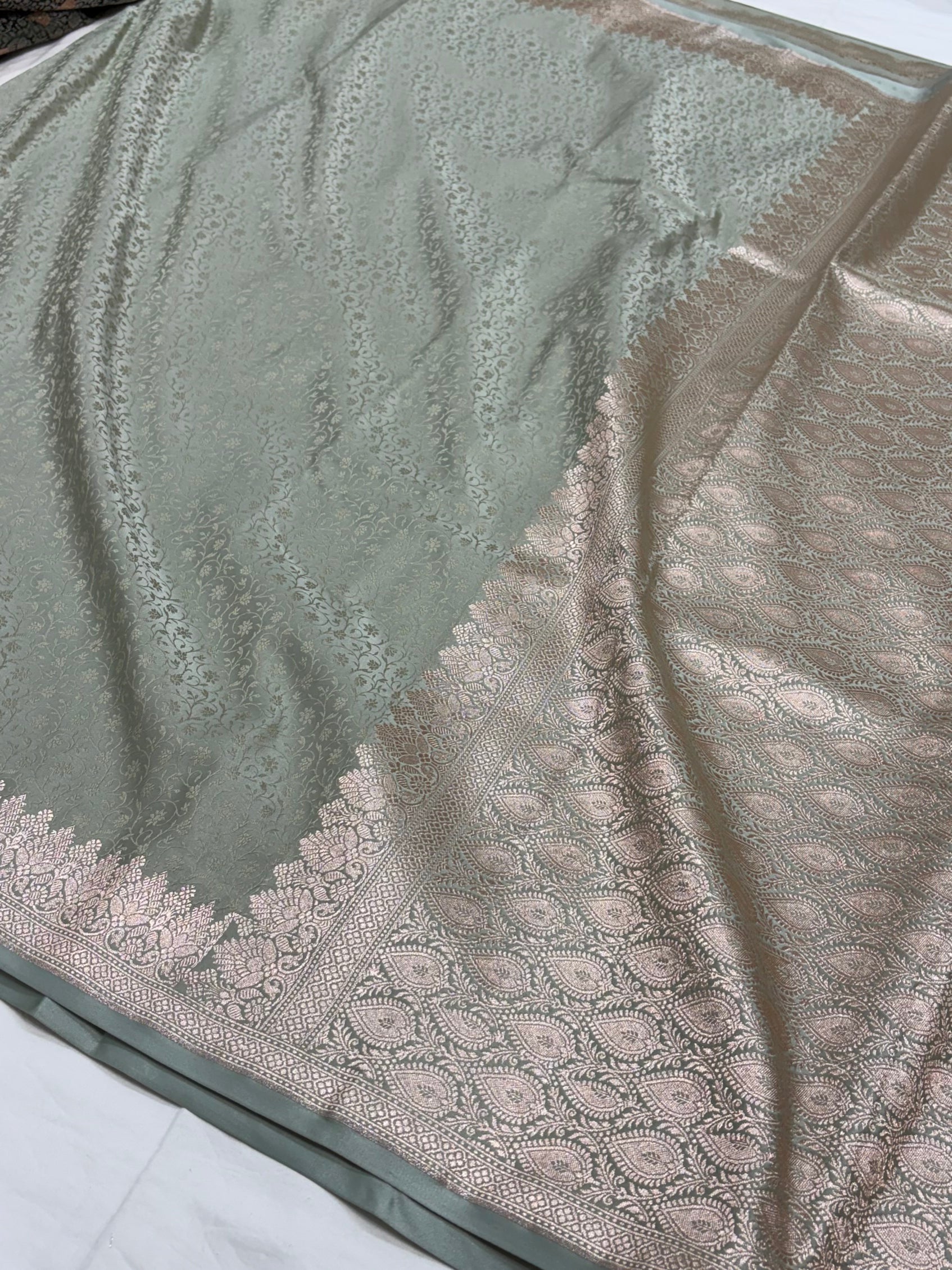 Dusty Pista Shade With Tanchoi Booti Pattern Mashru Silk Saree