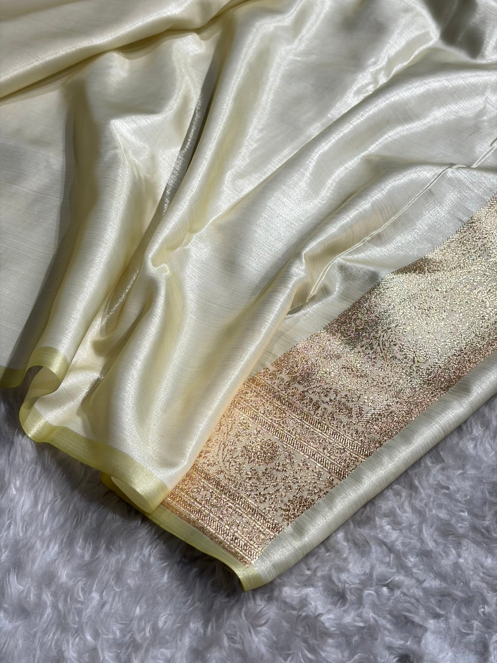 Bottle Green Contrast Cream Shades Cross Pattern Banarasi Satin Silk Saree SS39