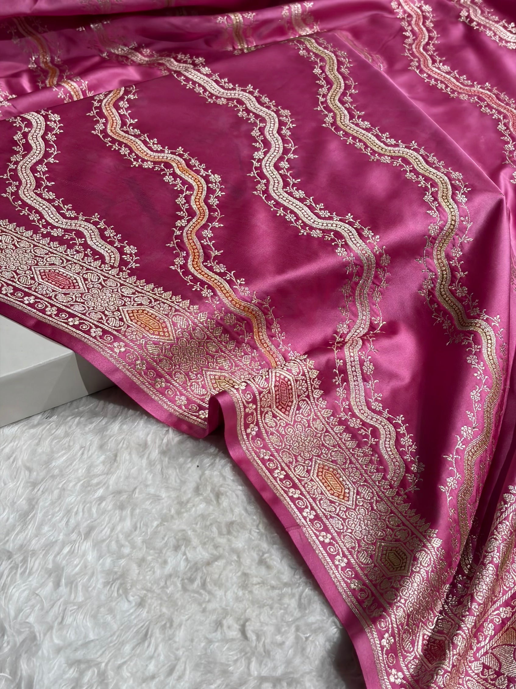 Banarasi Minakari Cross Pattern in Pink Shades Floral Mashru Silk Saree MS93