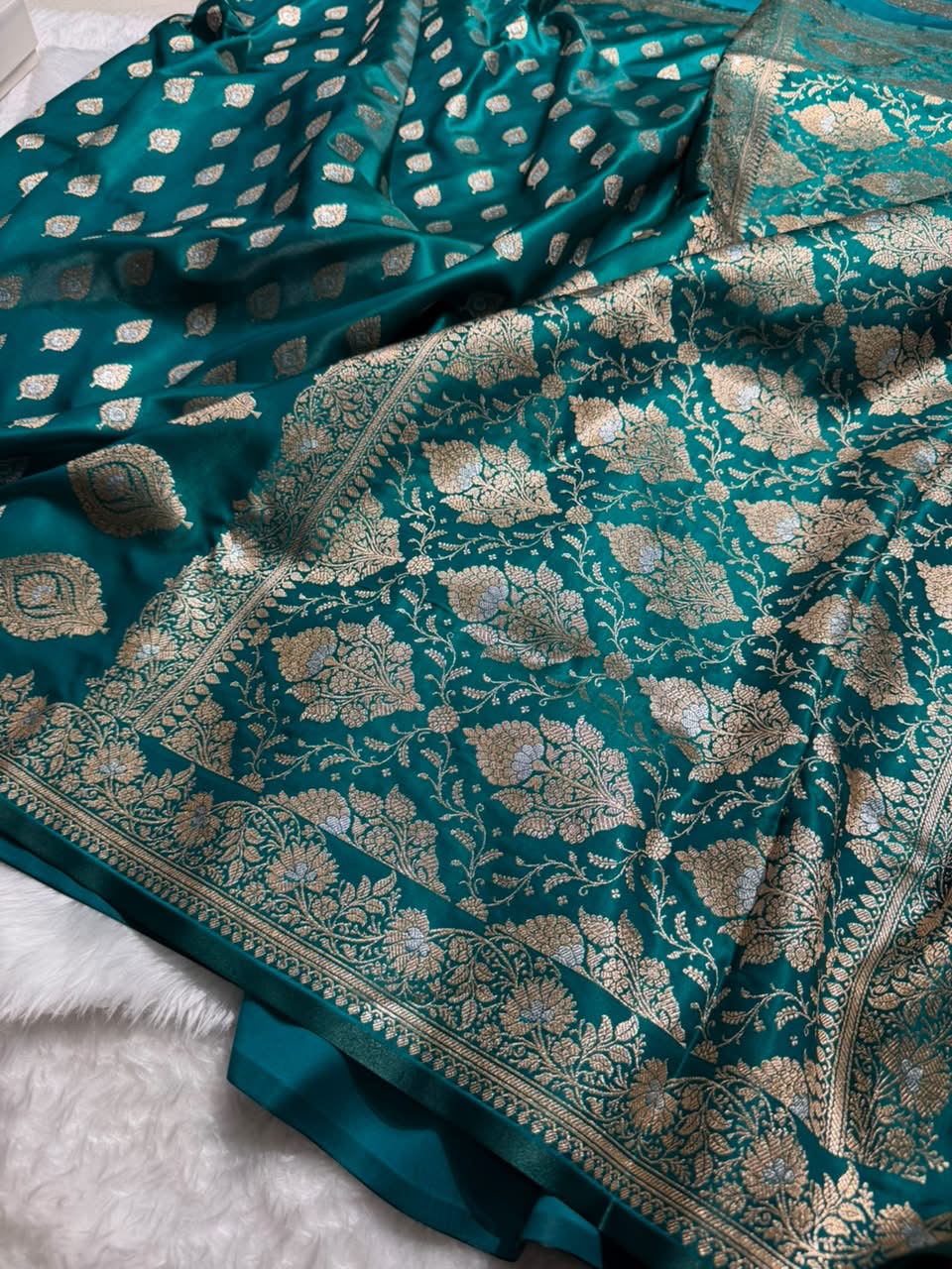Banarasi Rama Green Shades Minakari Booti Pattern Banarasi Satin Silk Saree SS60