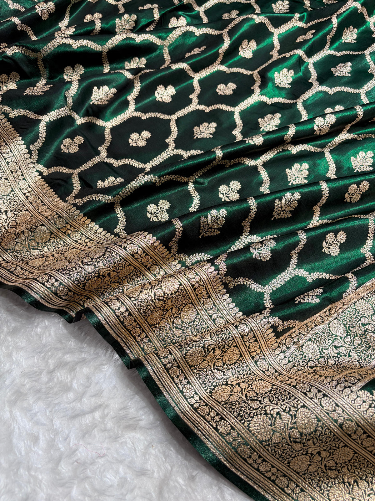 Bottle Green Shades Jaal Pattern Banarasi Satin Silk Saree SS57