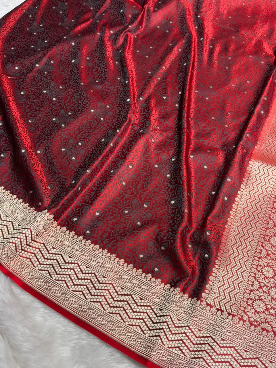 Red Shades Jamawar Tanchoi Motif Mashru Silk Saree MST-17