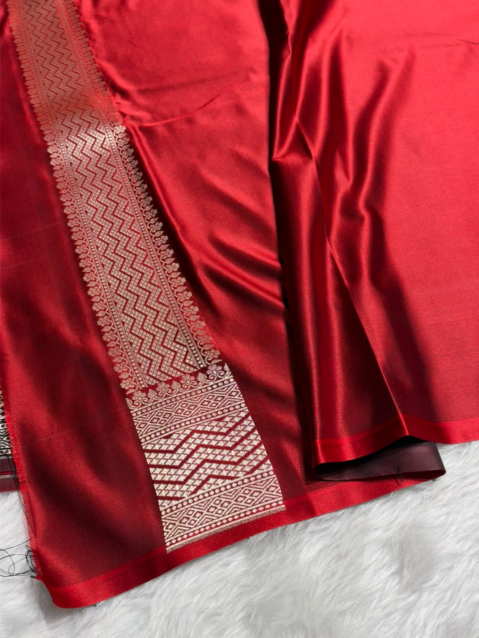 Red Shades Jamawar Tanchoi Motif Mashru Silk Saree MST-17
