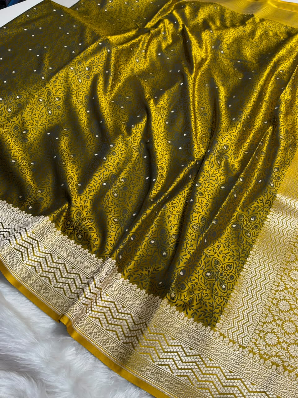 Mahendi Shades Jamawar Tanchoi Motif Mashru Silk Saree MST-17