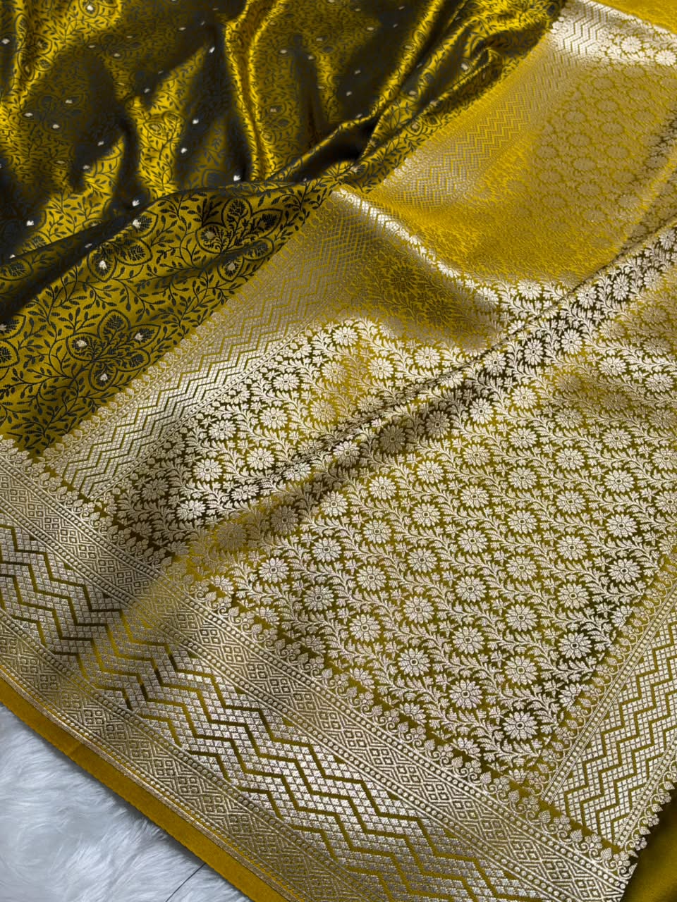 Mahendi Shades Jamawar Tanchoi Motif Mashru Silk Saree MST-17