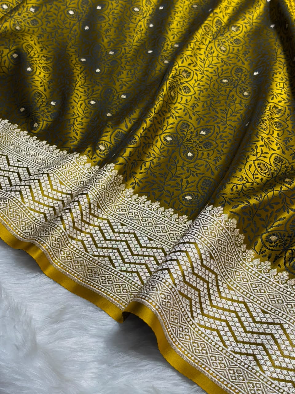 Mahendi Shades Jamawar Tanchoi Motif Mashru Silk Saree MST-17