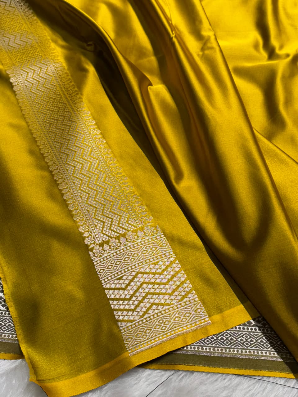 Mahendi Shades Jamawar Tanchoi Motif Mashru Silk Saree MST-17