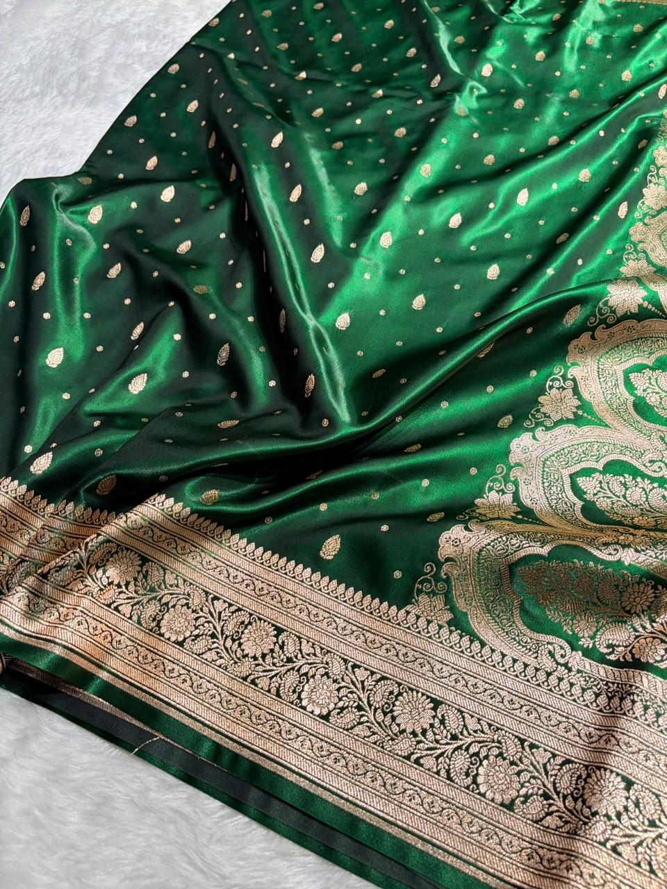 BanarasiBottle Green Shades Booti Pattern Banarasi Satin Silk Saree SS64