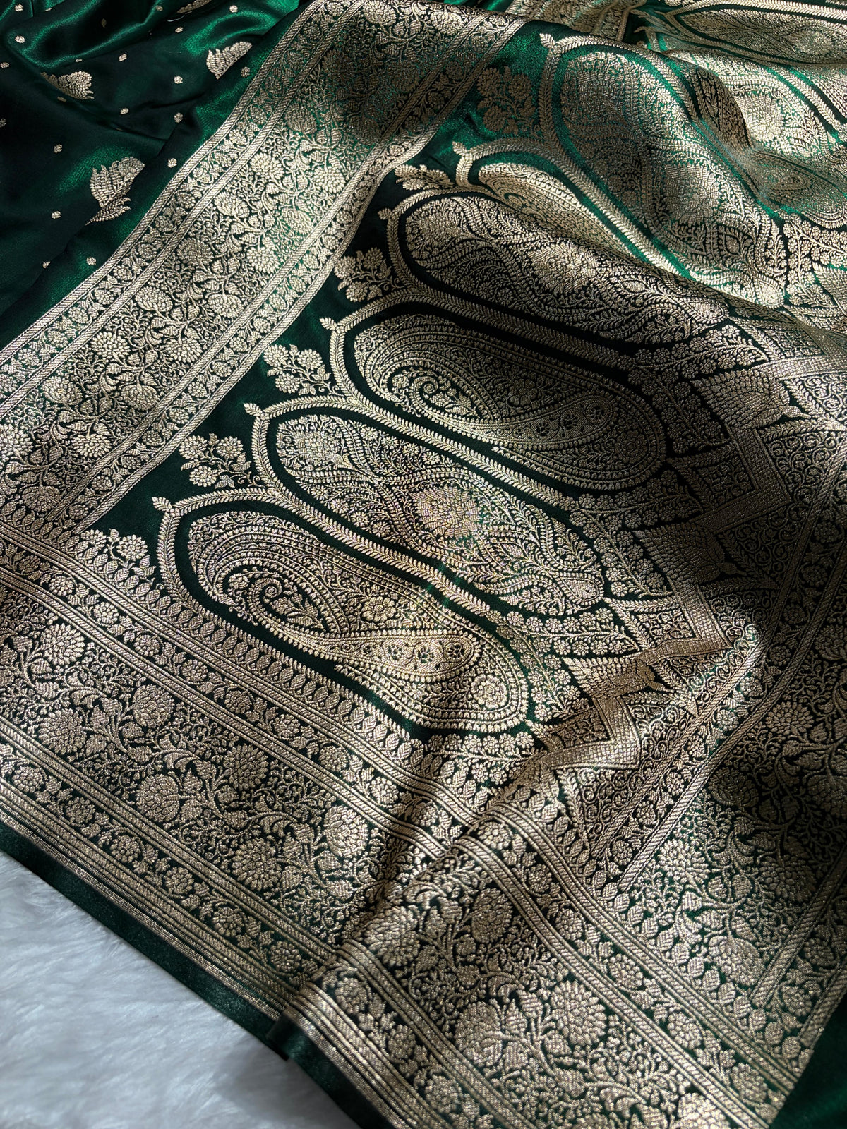 Banarasi Bottle Green Shades Booti Pattern Banarasi Satin Silk Saree SS59