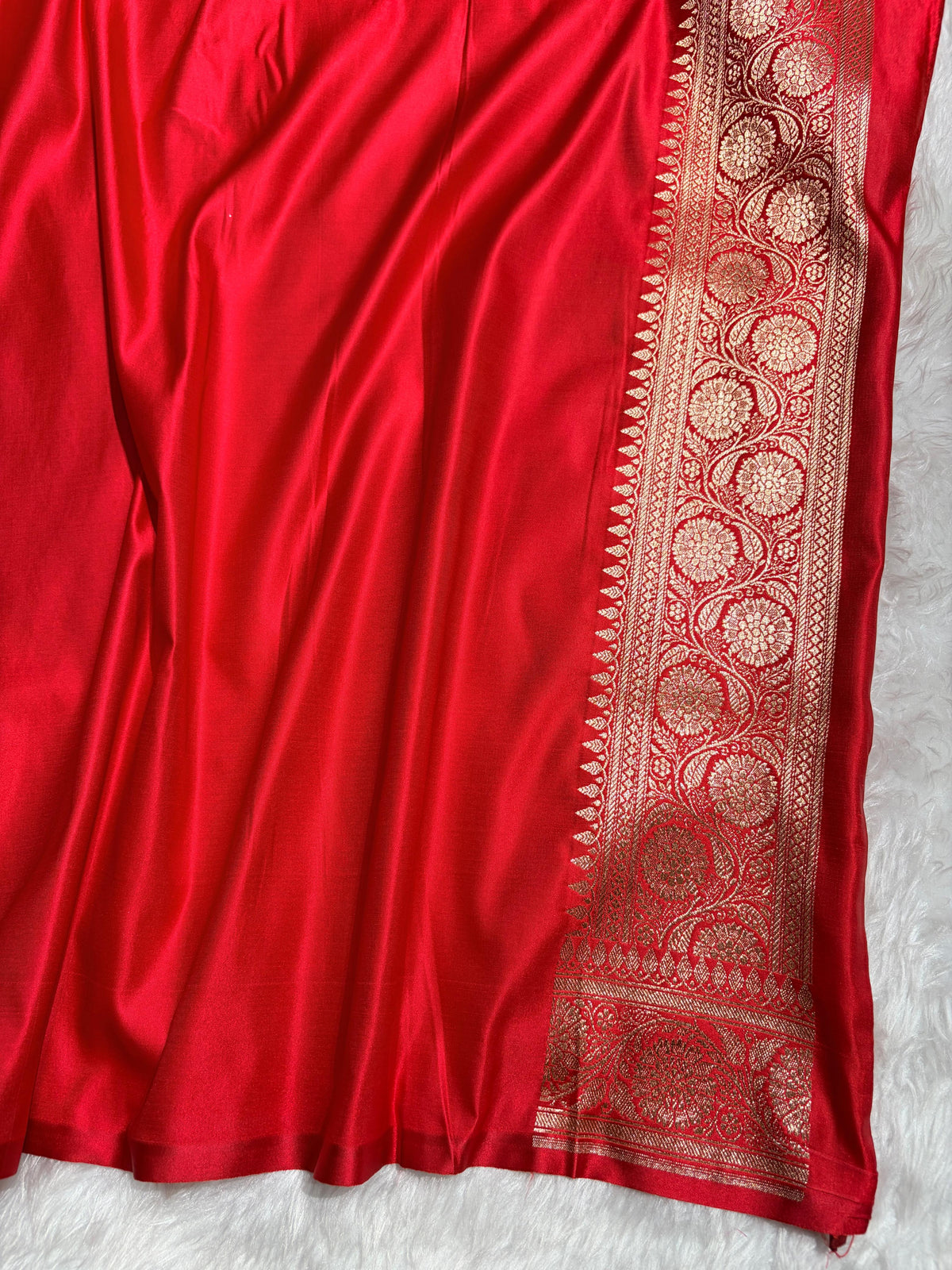 Banarasi Satin Katan Saree in Contrast Mahendi Green / Red Shades SK158