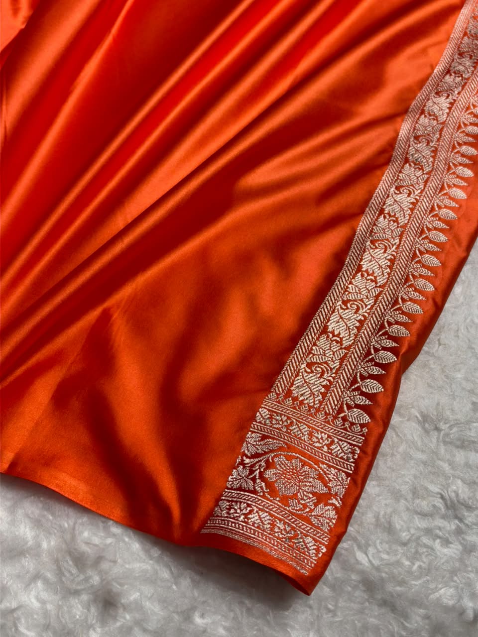 Traditional Banarasi Floral Cross Pattern in Orange Shades Floral Mashru Silk Saree MCS110