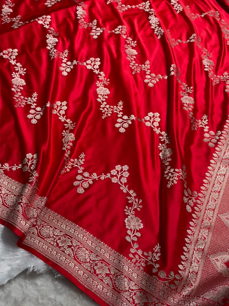 Traditional Banarasi Floral Cross Pattern in Red Shades Floral Mashru Silk Saree MCS110
