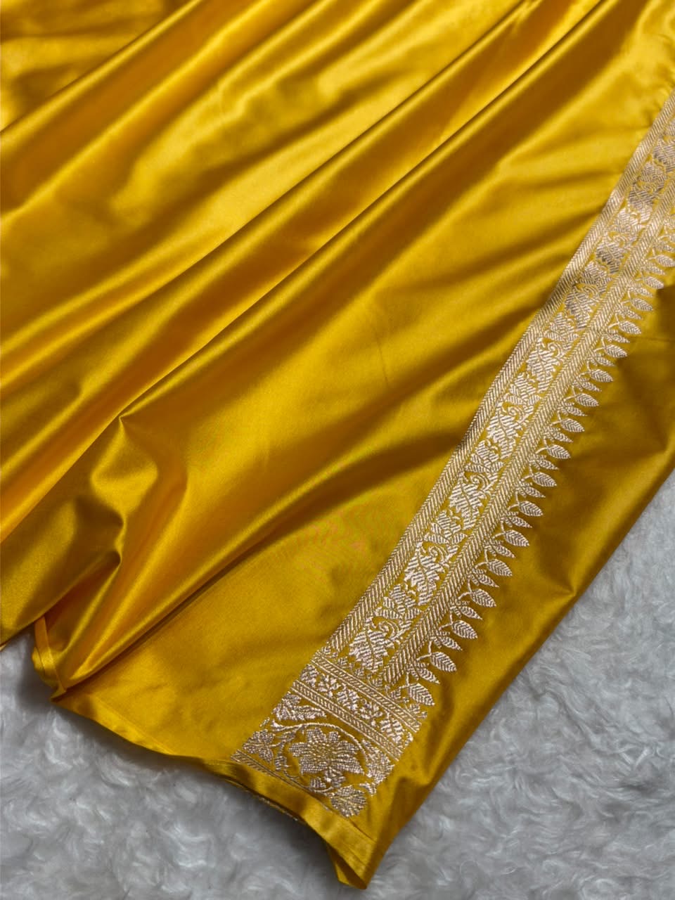 Traditional Banarasi Floral Cross Pattern in Yellow Shades Floral Mashru Silk Saree MCS110