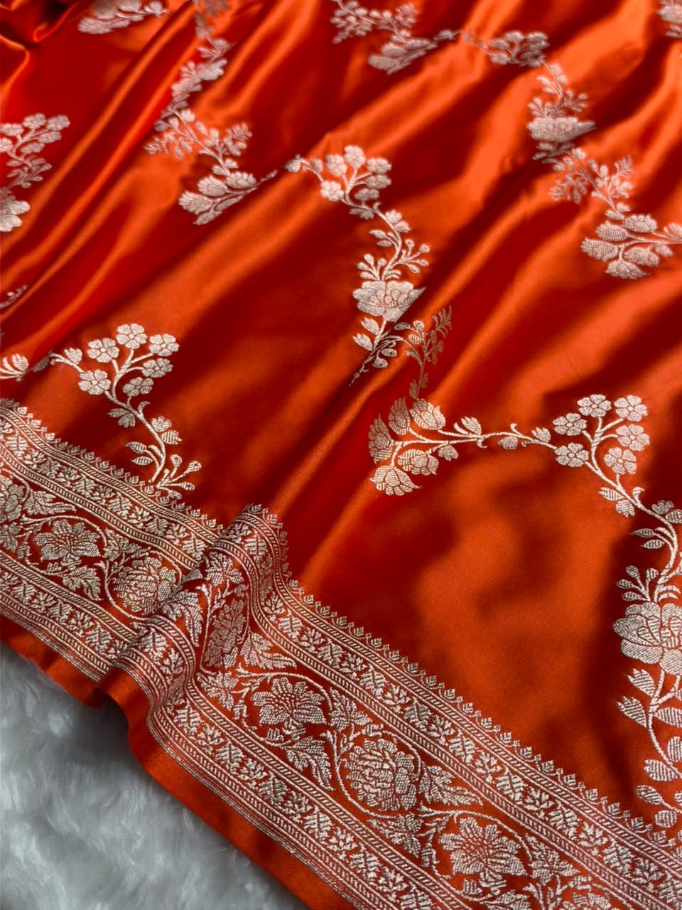 Traditional Banarasi Floral Cross Pattern in Orange Shades Floral Mashru Silk Saree MCS110