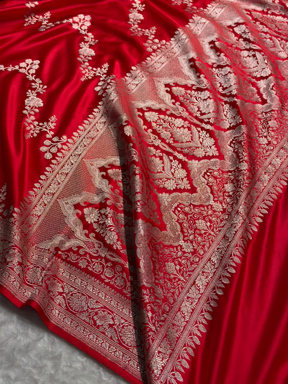 Traditional Banarasi Floral Cross Pattern in Red Shades Floral Mashru Silk Saree MCS110