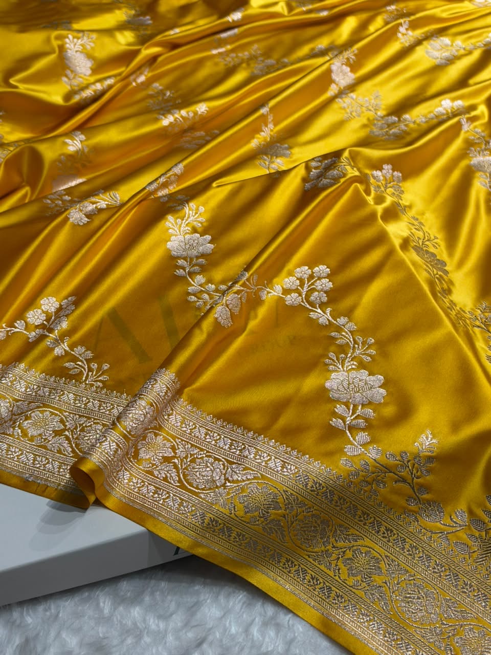 Traditional Banarasi Floral Cross Pattern in Yellow Shades Floral Mashru Silk Saree MCS110