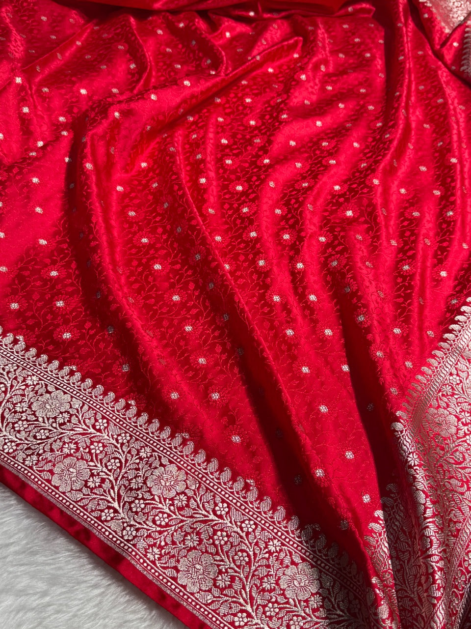 Red Shades Booti Tanchoi Mashru Silk Saree