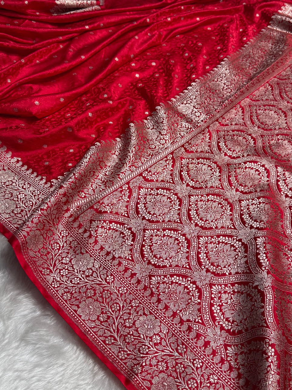 Red Shades Booti Tanchoi Mashru Silk Saree