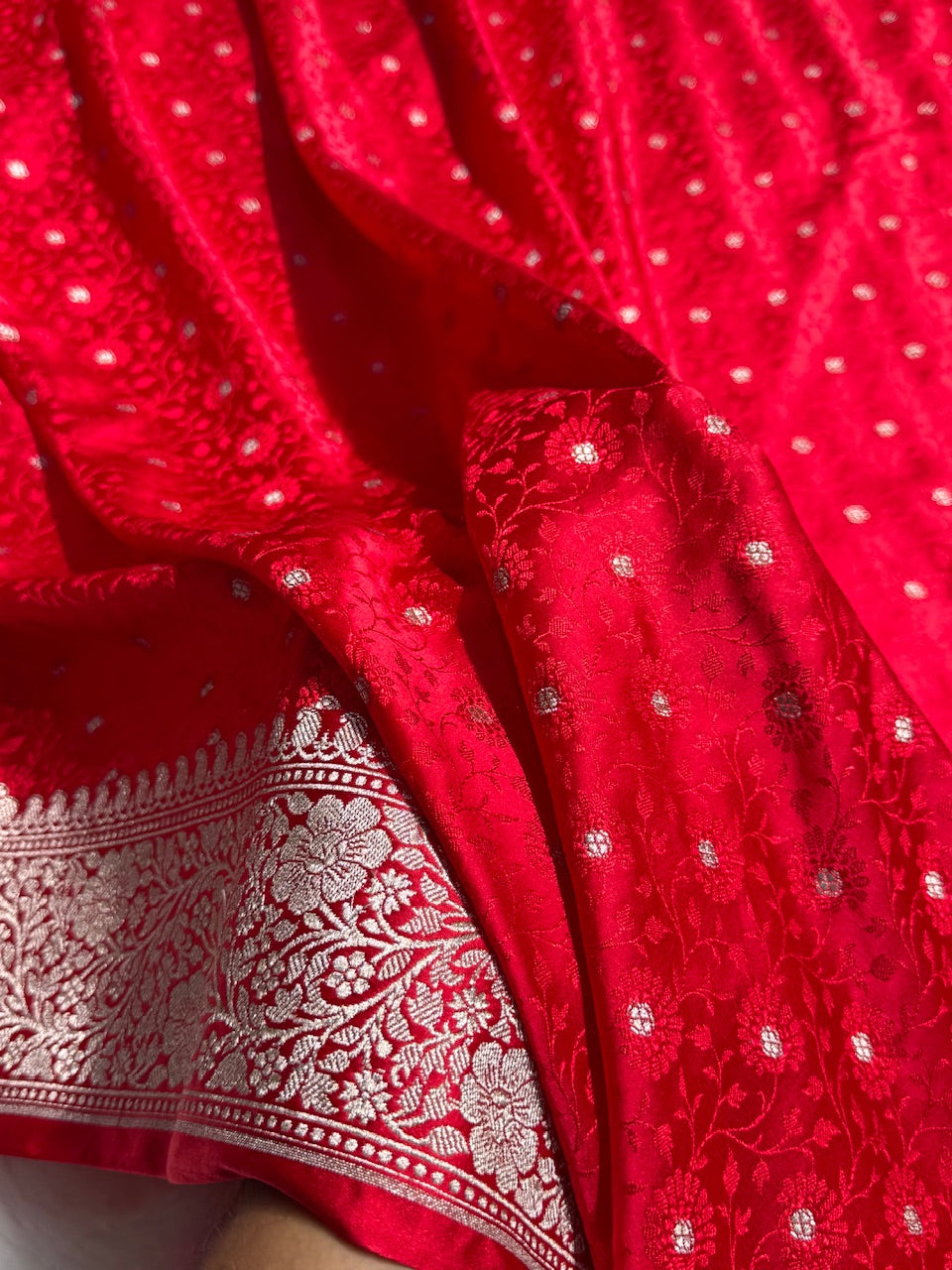 Red Shades Booti Tanchoi Mashru Silk Saree