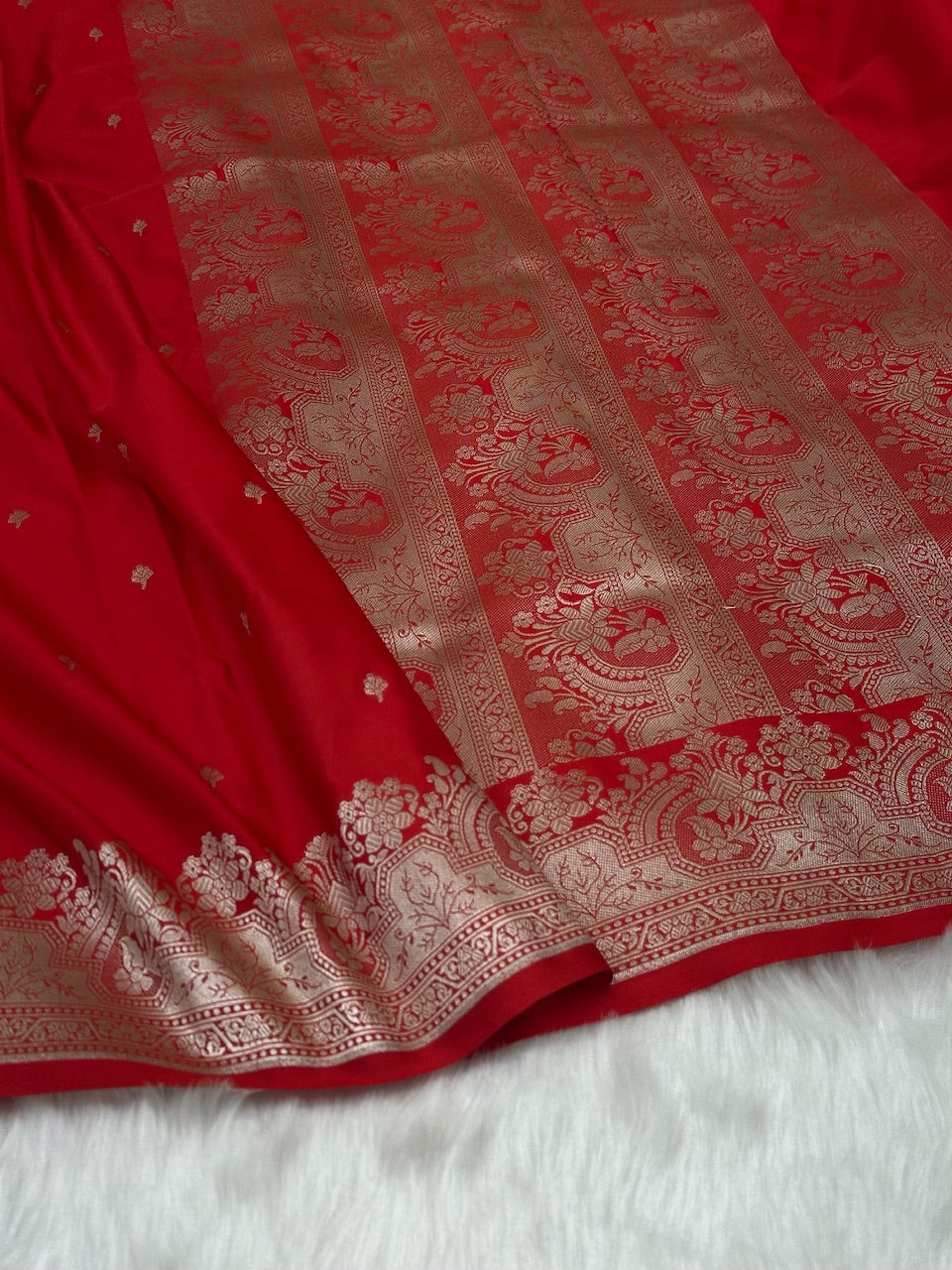 Red Shades Motif Booti Mashru Silk Saree