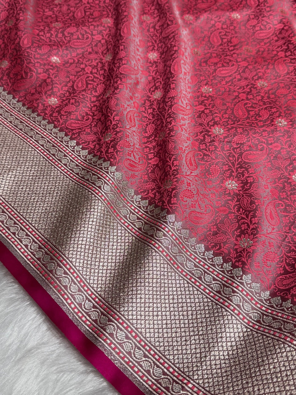 Strawberry Shades Tanchoi Motif Mashru Silk Saree