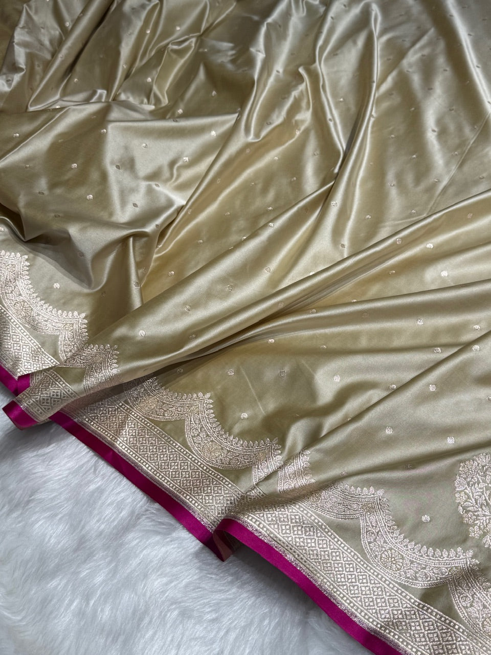 Tusser Shades Scallop Motif Booti Mashru Silk Saree