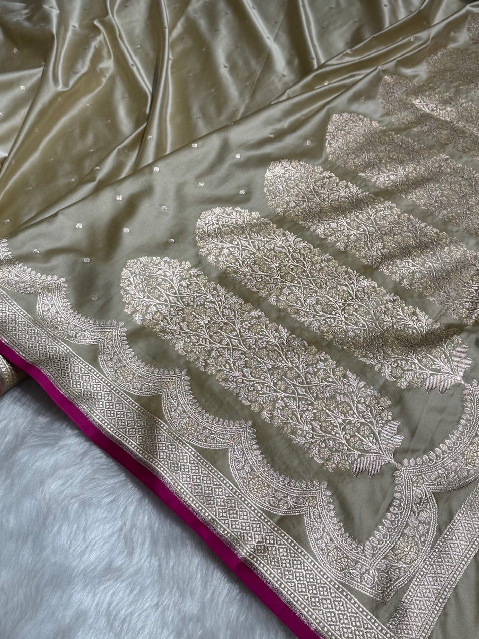 Tusser Shades Scallop Motif Booti Mashru Silk Saree