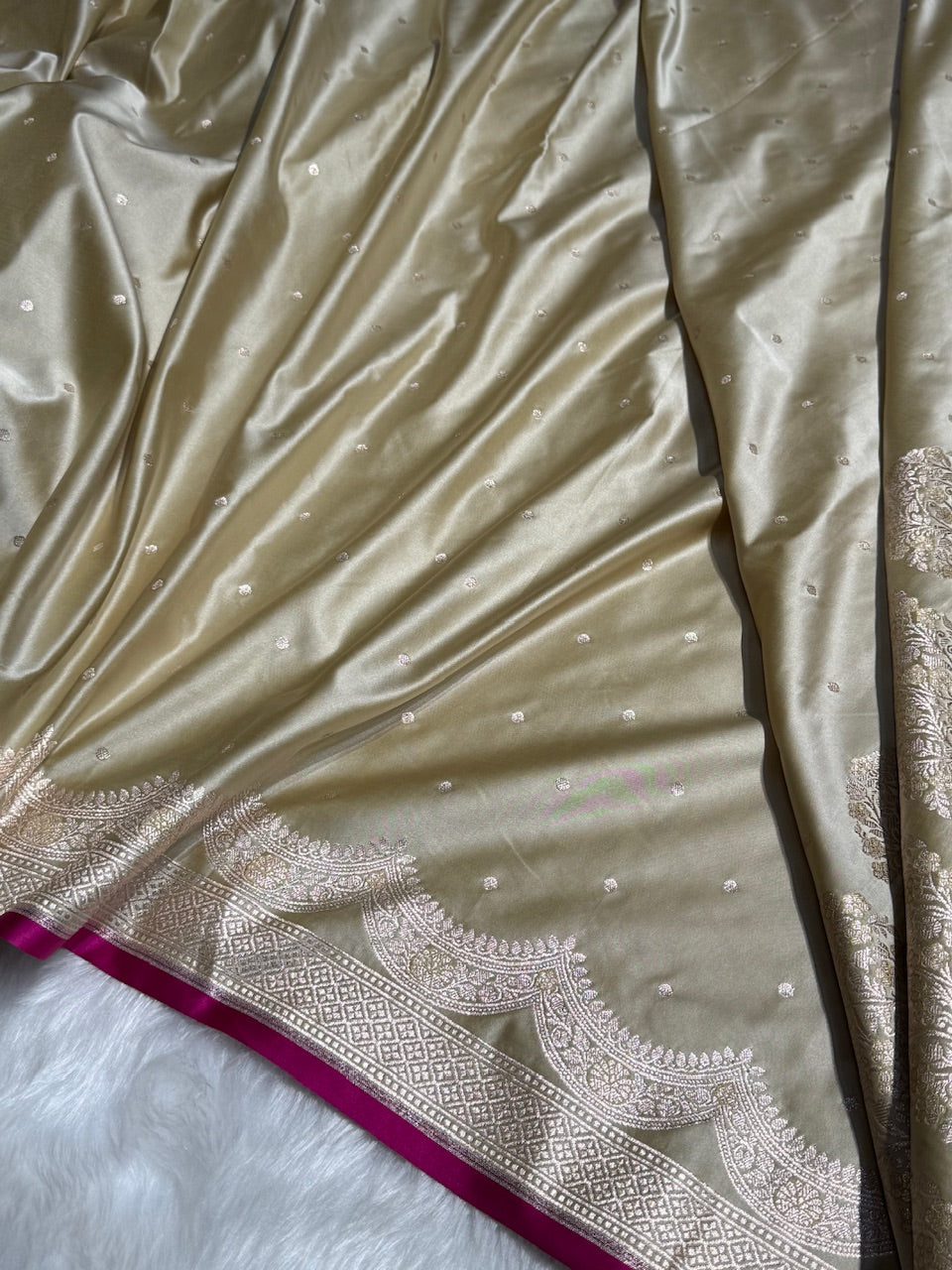 Tusser Shades Scallop Motif Booti Mashru Silk Saree