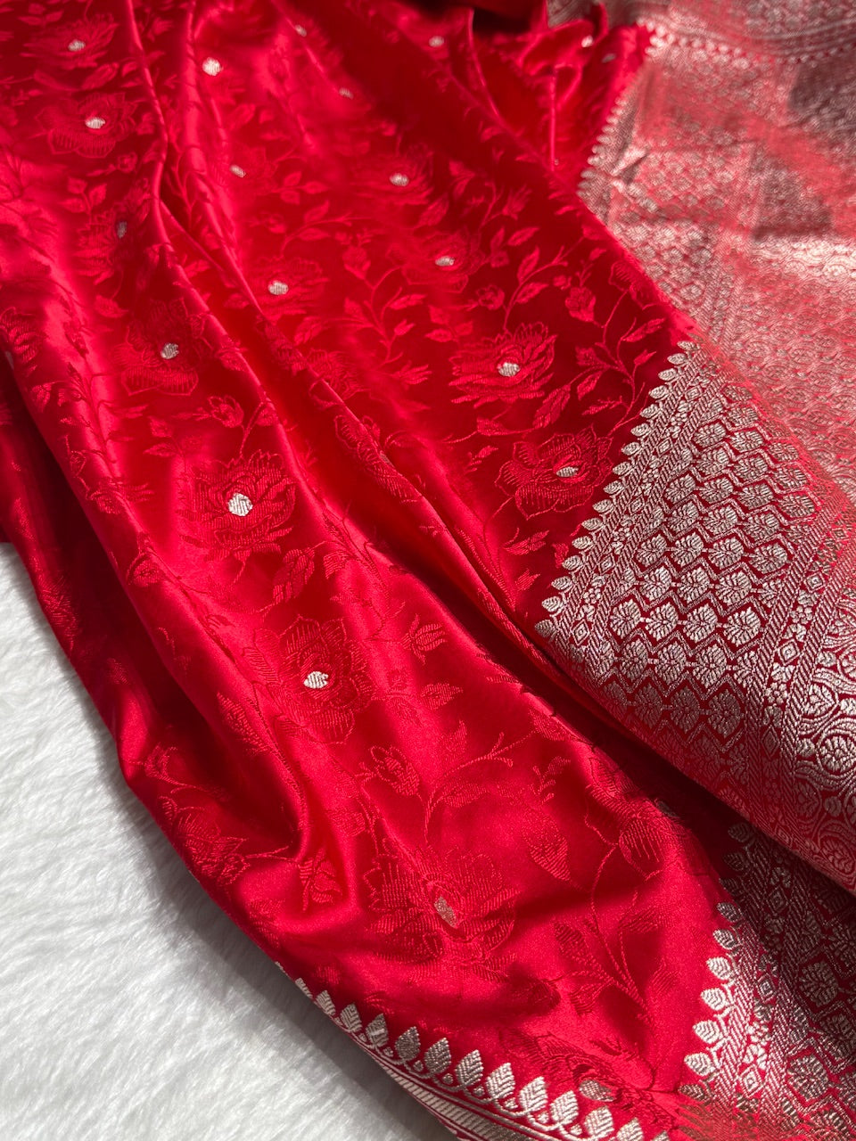 Banarasi Tanchoi Red Floral Booti Mashru Silk Saree