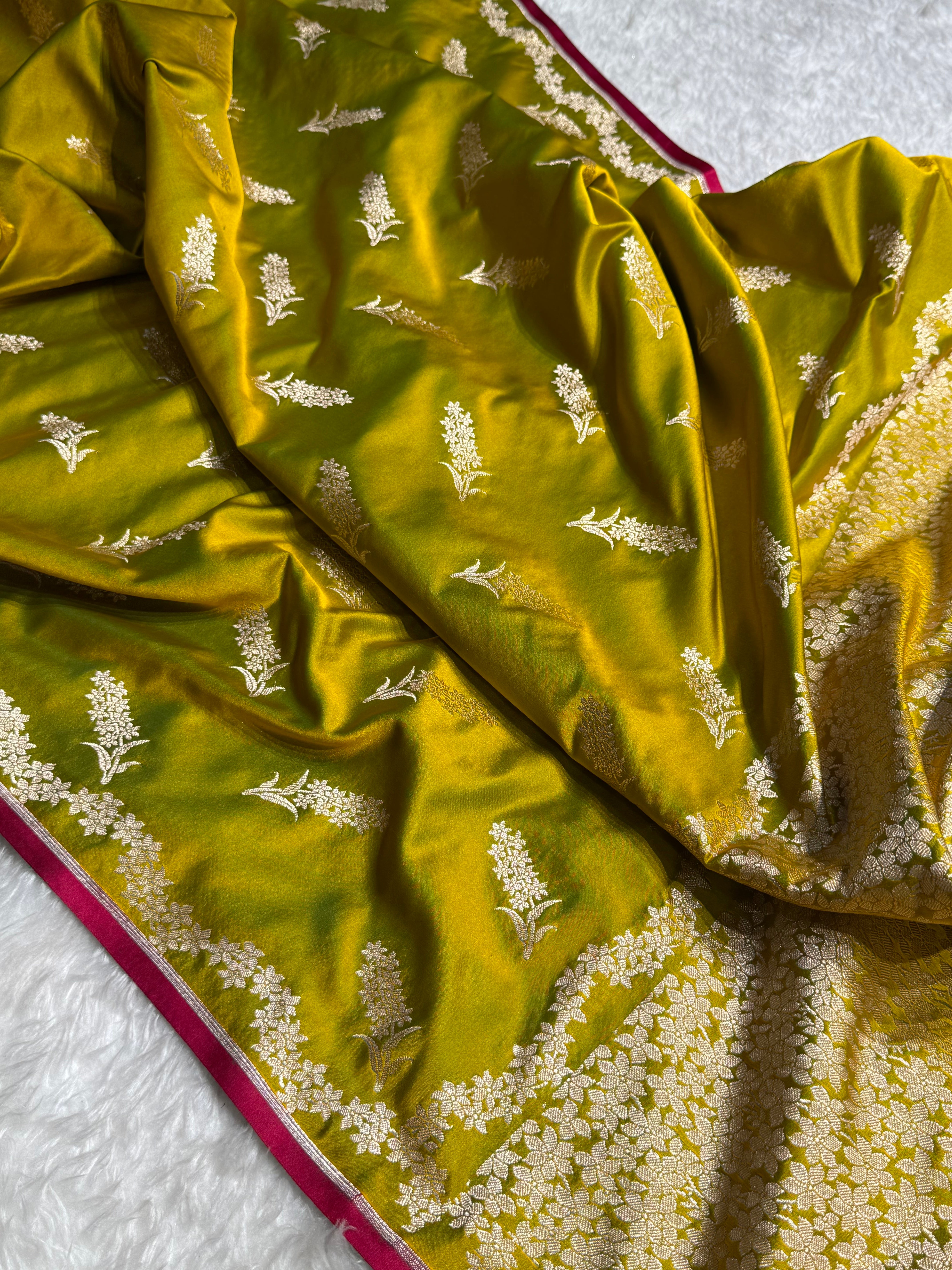 Mehandi Unique Motif Mashru Silk Saree