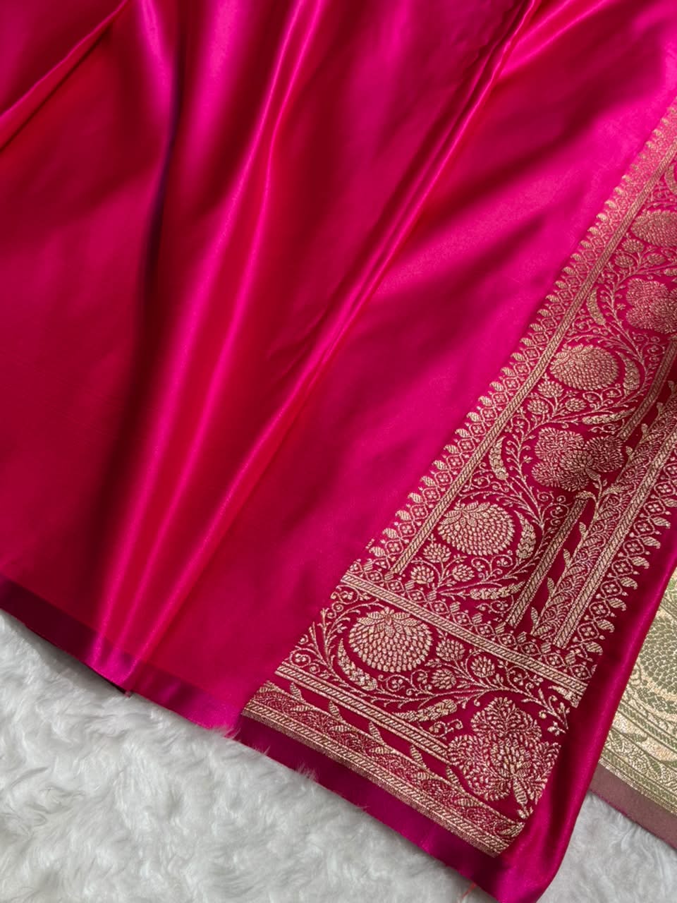 Mehendi \ Rani Contrast Satin Katan Saree Floral Cross Pattern SK156