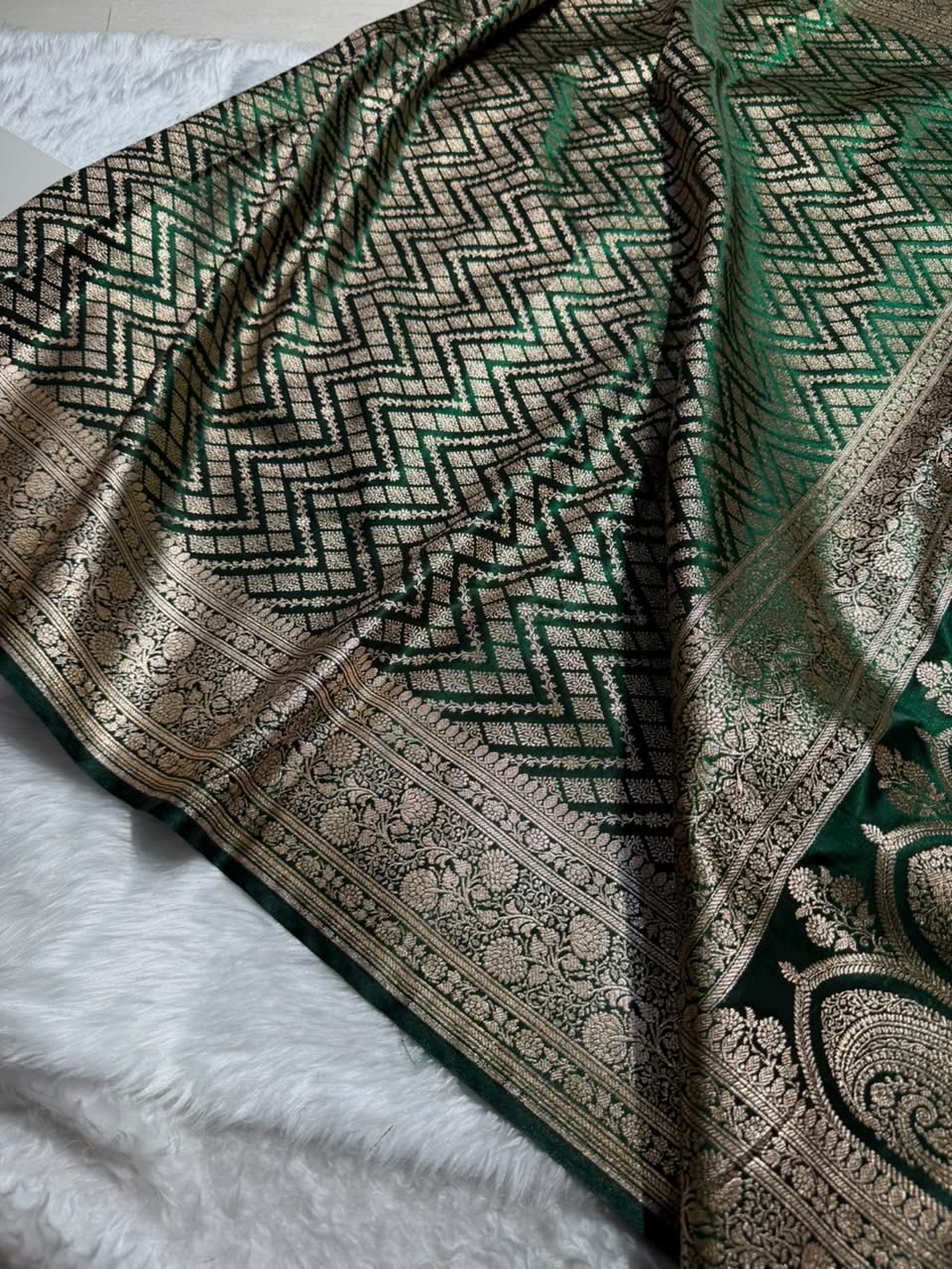 Bottle Green Shades Jaal Pattern Banarasi Satin Silk Saree SS56