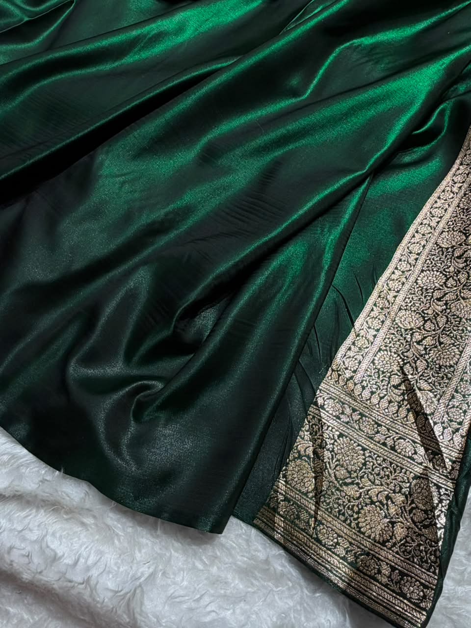 Bottle Green Shades Jaal Pattern Banarasi Satin Silk Saree SS56