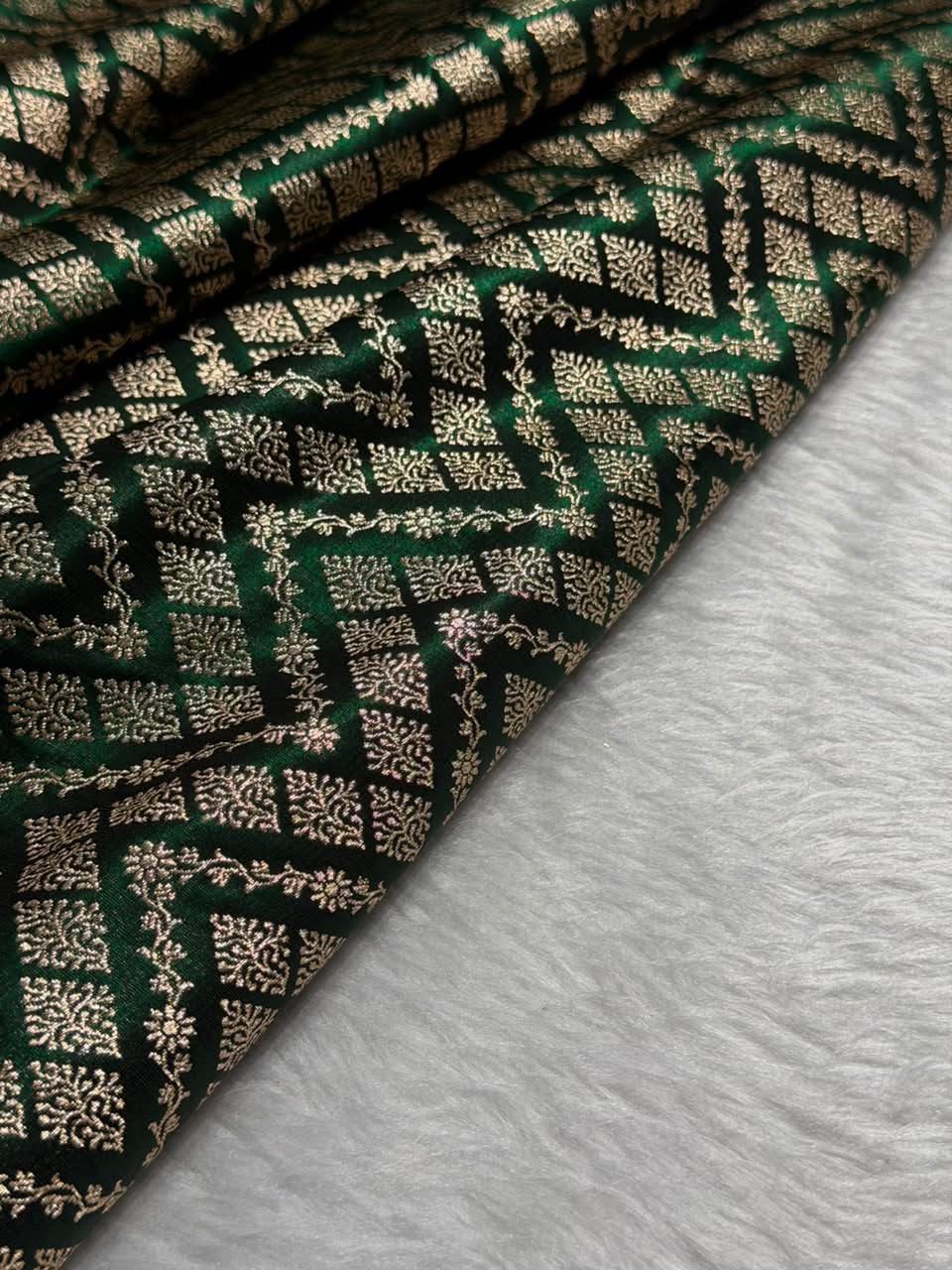 Bottle Green Shades Jaal Pattern Banarasi Satin Silk Saree SS56