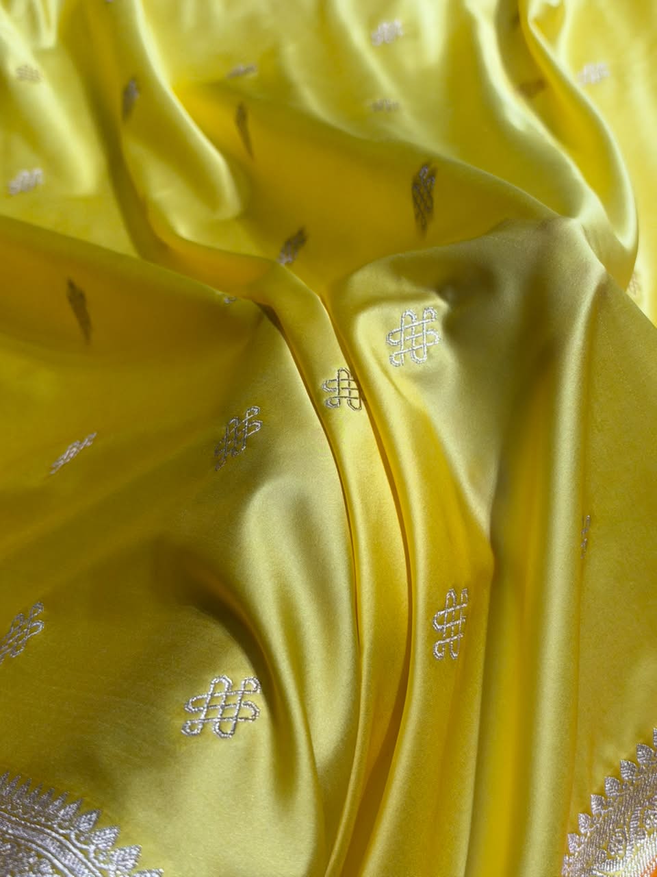 Banarasi Floral Booti Pattern in Yellow Shades Floral Mashru Silk Saree MCS101