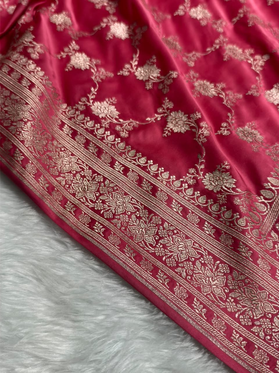 Gajari Shades Banarasi Floral Jaal Mashru Silk Saree MCS109