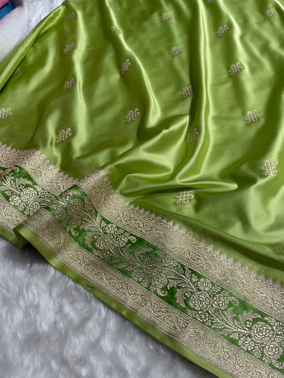 Banarasi Floral Booti Pattern in Green Shades Floral Mashru Silk Saree MCS101