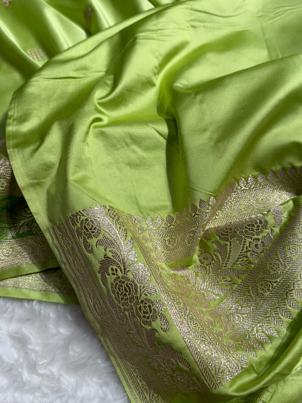 Banarasi Floral Booti Pattern in Green Shades Floral Mashru Silk Saree MCS101