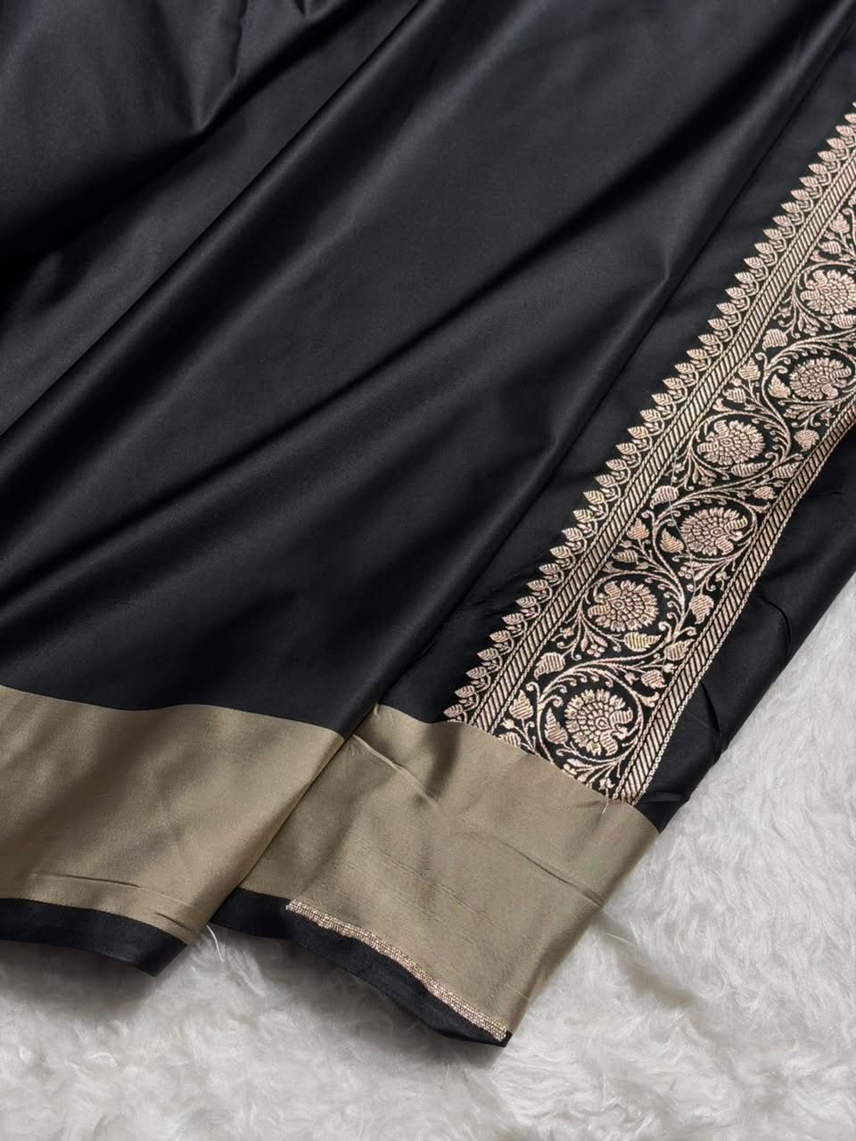 Black With Gold Shades Border Banarasi Booti Pattern Mashru Silk Saree MSM-141