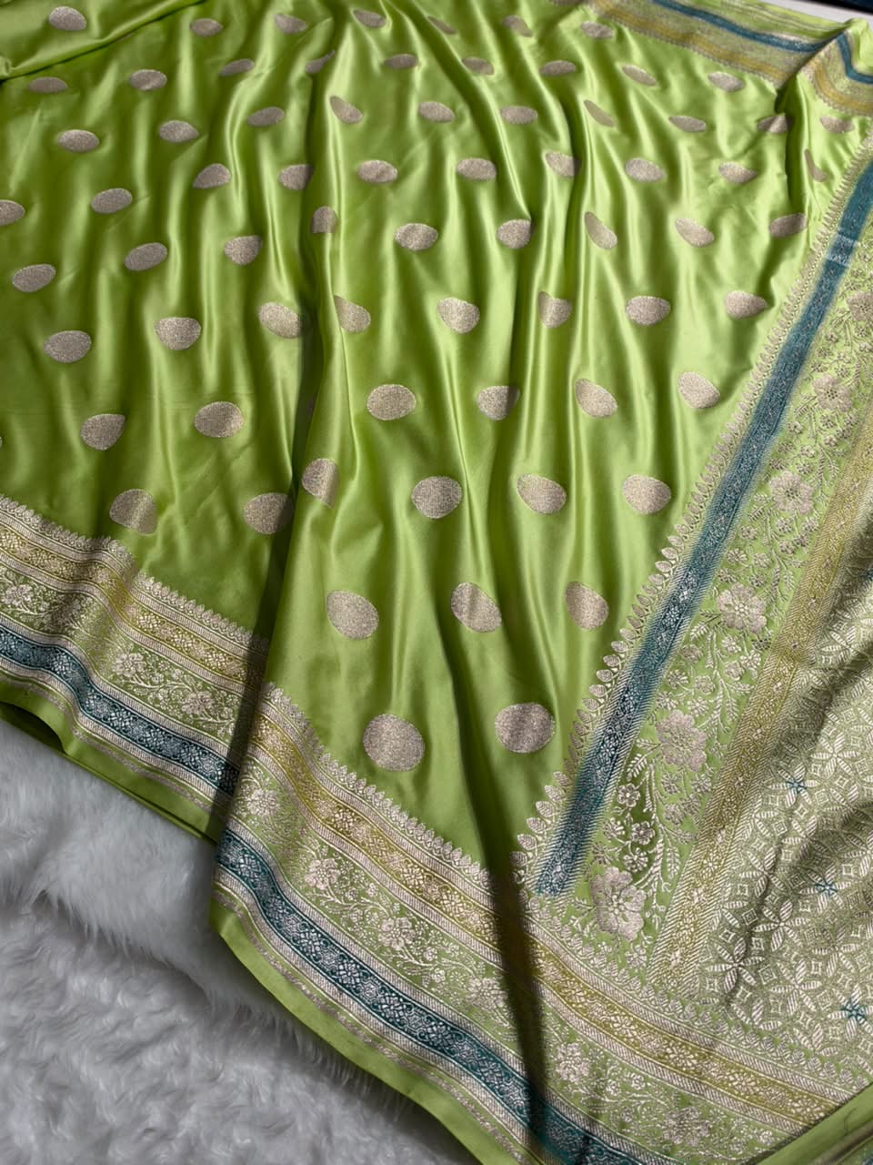 Pista Green Shade With Polka Dota  Booti MCS107