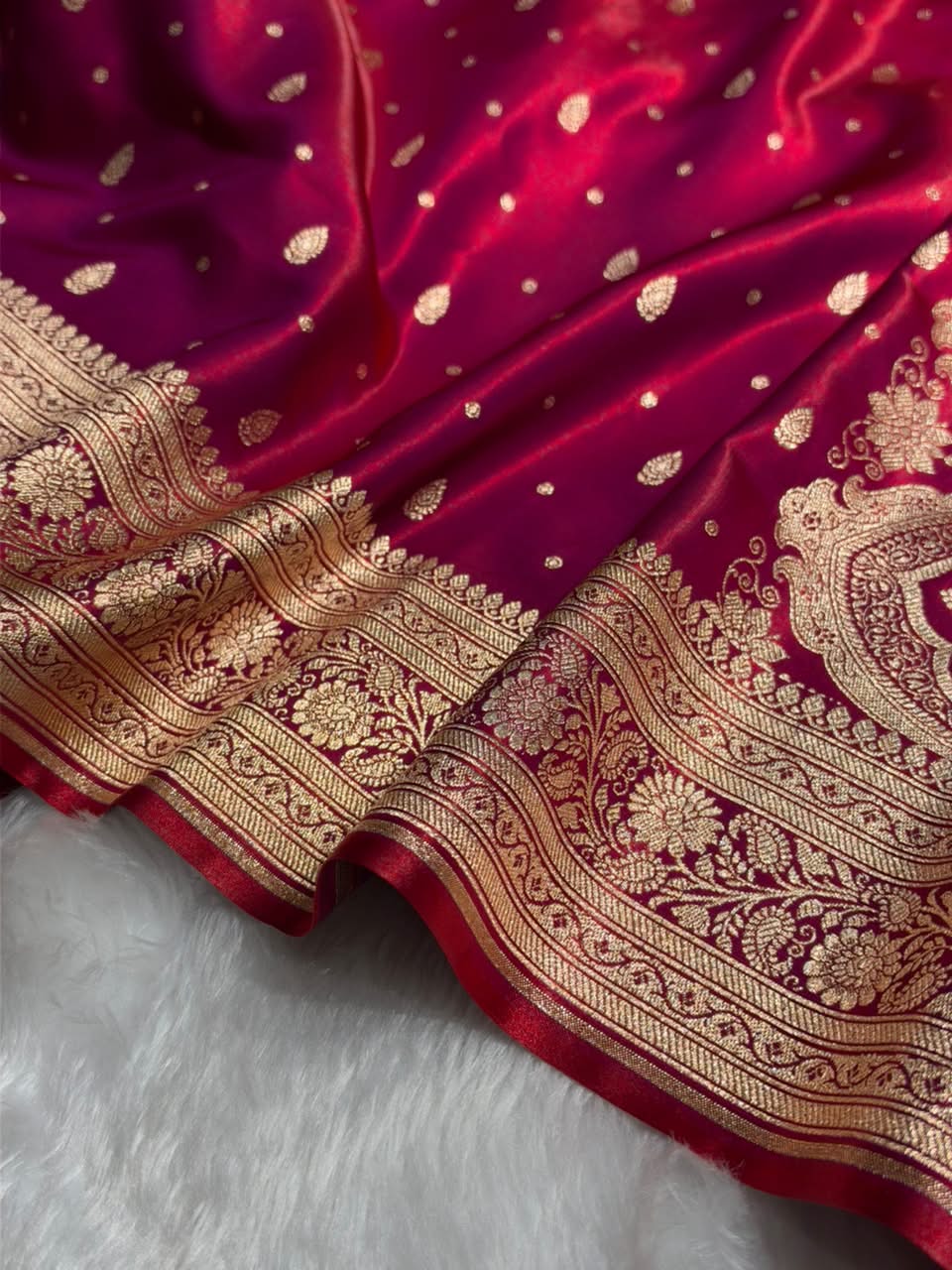 Banarasi Redish Magenta Shades Booti Pattern Banarasi Satin Silk Saree SS64