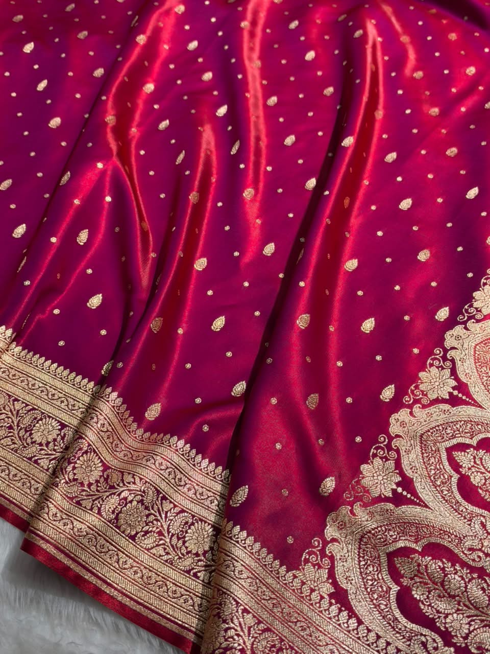 Banarasi Redish Magenta Shades Booti Pattern Banarasi Satin Silk Saree SS64