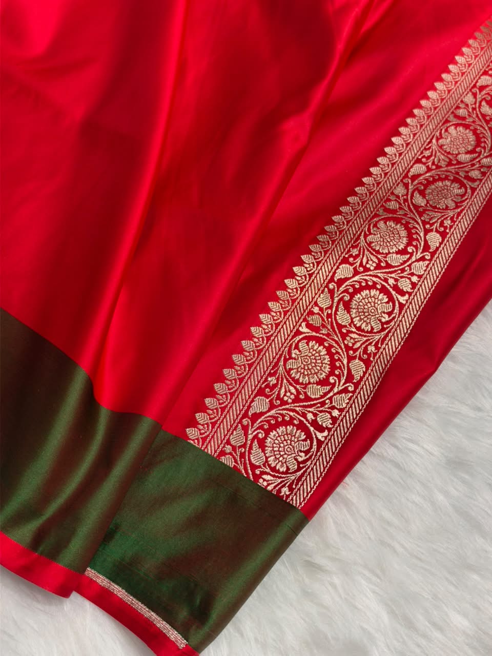Red With Dark Greeen Shades Border Banarasi Booti Pattern Mashru Silk Saree MSM-141